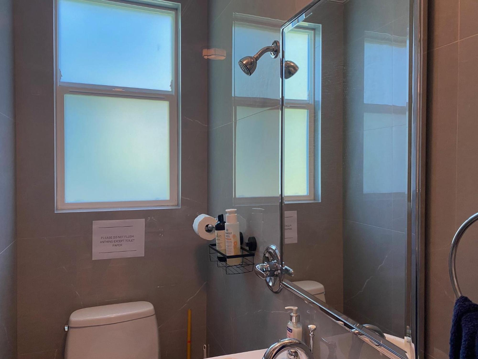 Shaughnessy Cozy Bedrooms Guest House バンクーバー エクステリア 写真