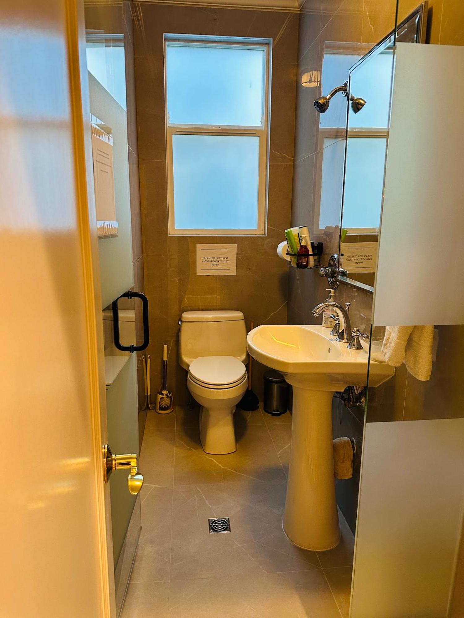 Shaughnessy Cozy Bedrooms Guest House バンクーバー エクステリア 写真
